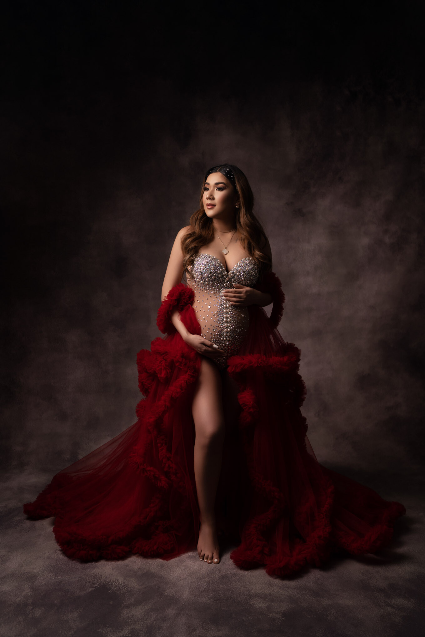 Workshop グラマラスで輝くマタニティフォト - 東京Chepolinkoスタジオで撮影されたストーン装飾の衣装を着た妊娠中の女性のポートレート